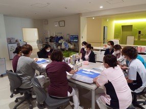 ナースステーションでのカンファレンス